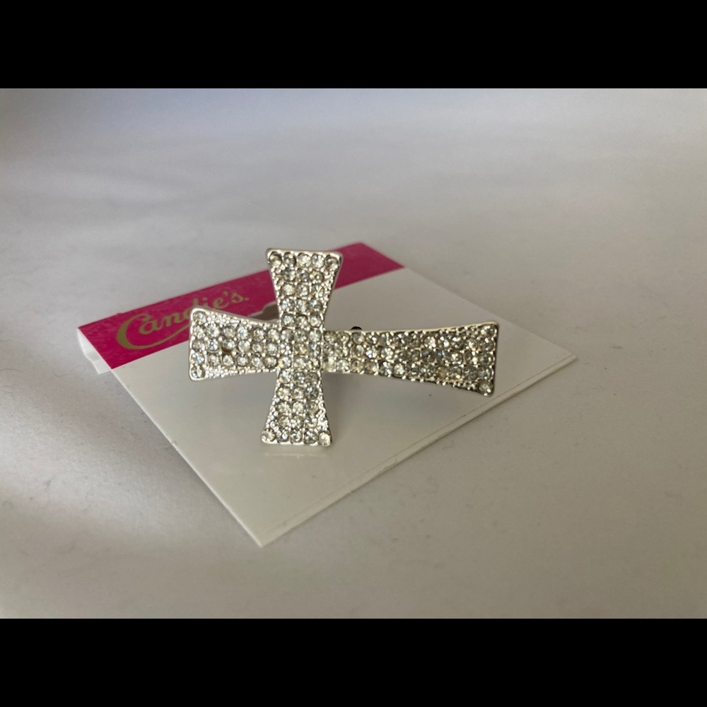 Double finger cross ring.